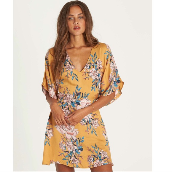 Billabong Dresses & Skirts - BILLABONG GOLDEN LIGHT FLORAL SHIFT DRESS